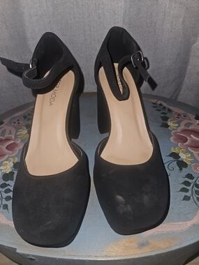 Moda Black Ankle-Strap Block Heel Pumps